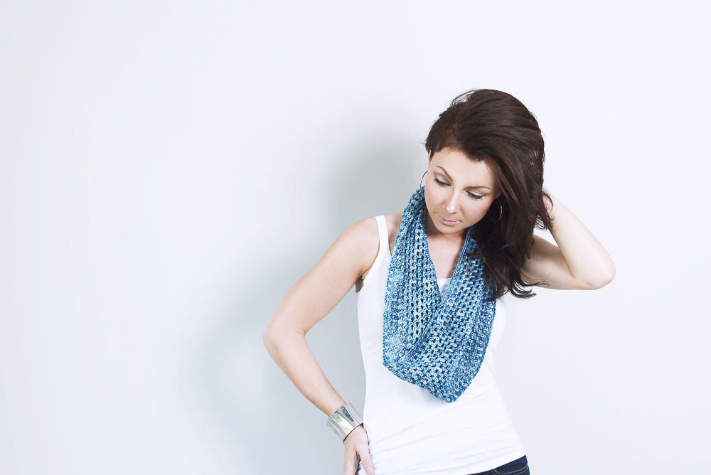 how to crochet an easy beginner's infinity scarf