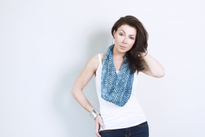 how to crochet an easy beginner's infinity scarf