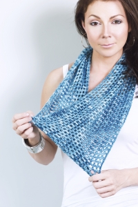 how to crochet an easy beginner's infinity scarf