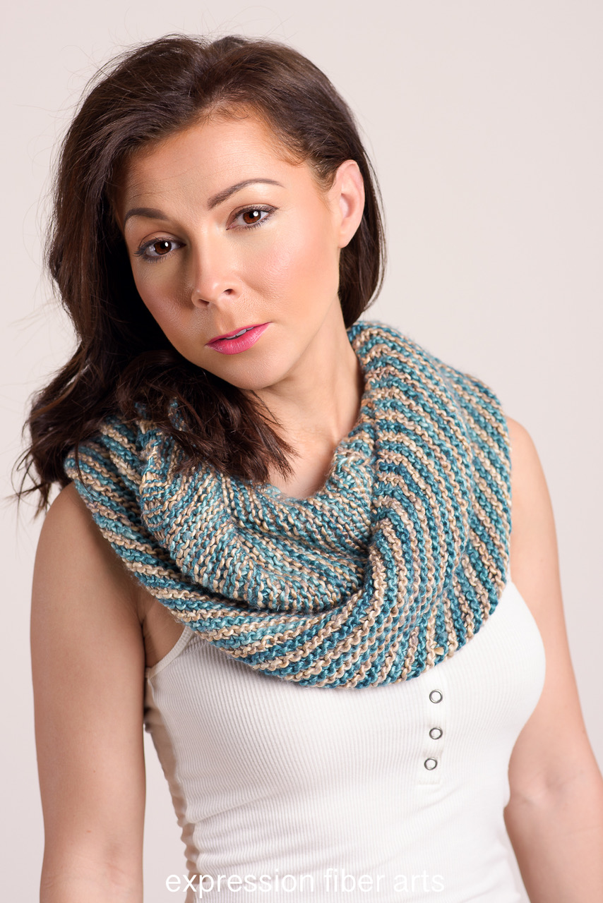 how to knit an angled striped diagonal infinity scarf - pattern