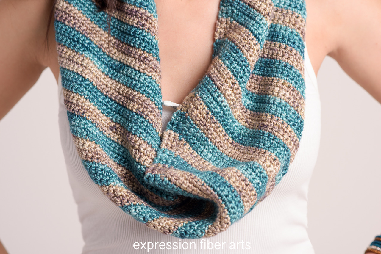 Twist - easy striped crochet infinity scarf pattern with video